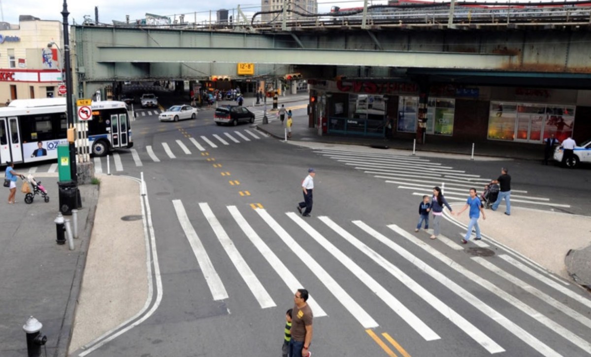 Nueva York salvaje: batazos y disparos dejaron 3 hombres heridos en la calle al comenzar el día