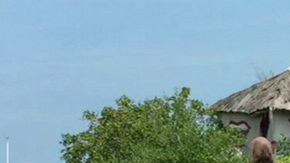 La isla flota gracias a miles de botellas de plástico.