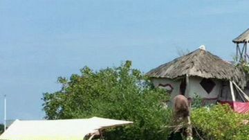La isla flota gracias a miles de botellas de plástico.