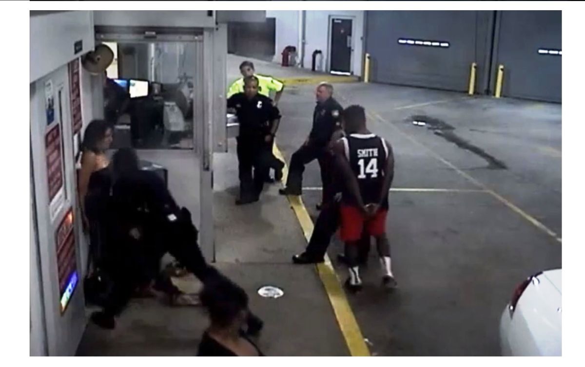 Despiden a policía por golpear a bailarina exótica durante arresto