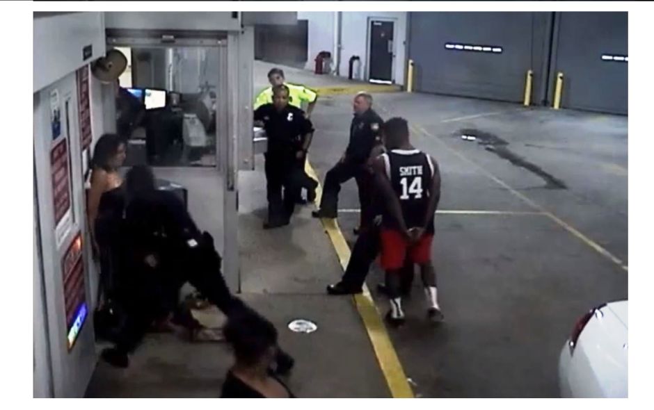 Despiden a policía por golpear a bailarina exótica durante arresto