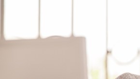 Por más joven que seas, si ya estás trabajando, calcula la cantidad de dinero que deseas ahorrar en el 401(k) que te ofrece tu empresa o en el IRA que abriste por tu cuenta.