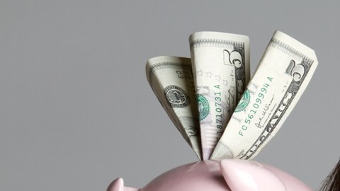 Apenas $250 en ahorros permiten a las familias tener un útil colchón para emergencias./Shutterstock