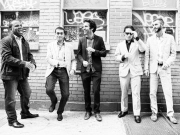 El quinteto de Brooklyn "Los Hacheros" se presenta en The Django con las Mariachis Flor de Toloache.