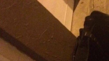 Al llegar a su casa con sus hijas, luego de llevar a Daphne a terapia, hallaron la maleta abandonada en la puerta de su casa.