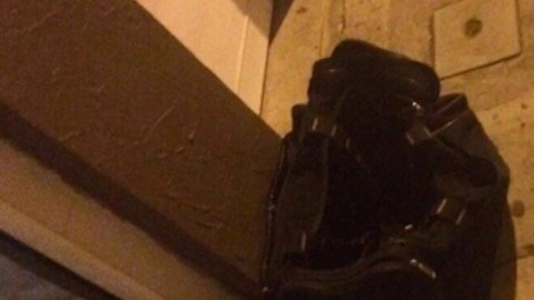 Al llegar a su casa con sus hijas, luego de llevar a Daphne a terapia, hallaron la maleta abandonada en la puerta de su casa.