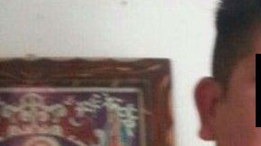 Uno de los detenidos posa con lencería.