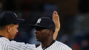 Mark Teixeira y los New York Yankees celebran la victoria ante los Houston Astros en Yankee Stadium.