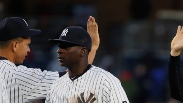 Mark Teixeira y los New York Yankees celebran la victoria ante los Houston Astros en Yankee Stadium.