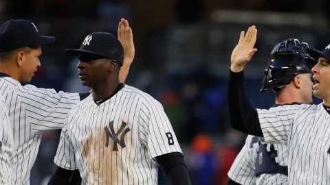 Mark Teixeira y los New York Yankees celebran la victoria ante los Houston Astros en Yankee Stadium.