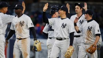 Mark Teixeira y los New York Yankees celebran la victoria ante los Houston Astros en Yankee Stadium.