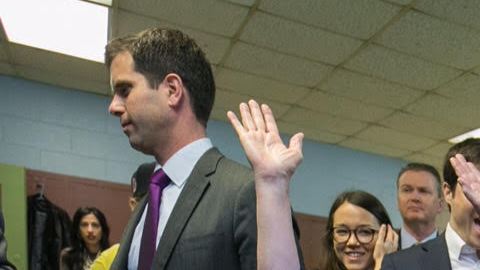 Hillary Clinton, acompañada de Melissa Mark-Viverito, juega dominó con residentes de un centro de ancianos en East Harlem.