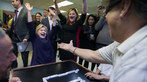 Hillary Clinton, acompañada de Melissa Mark-Viverito, juega dominó con residentes de un centro de ancianos en East Harlem.