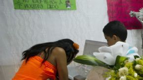 En esta foto del 19 de febrero, se observa el velorio de dos niños de 11 años que murieron a manos de una banda criminal en una de las zonas más pobres de Medellín.