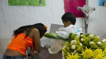En esta foto del 19 de febrero, se observa el velorio de dos niños de 11 años que murieron a manos de una banda criminal en una de las zonas más pobres de Medellín.