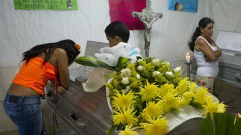 En esta foto del 19 de febrero, se observa el velorio de dos niños de 11 años que murieron a manos de una banda criminal en una de las zonas más pobres de Medellín.