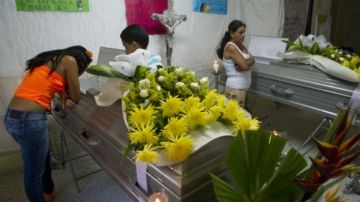 En esta foto del 19 de febrero, se observa el velorio de dos niños de 11 años que murieron a manos de una banda criminal en una de las zonas más pobres de Medellín.