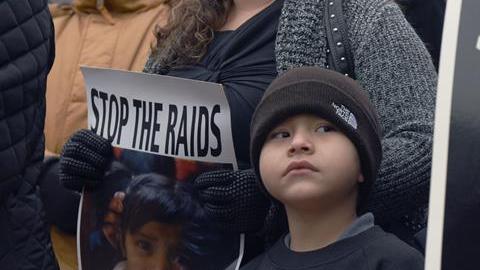 Según destacó Mathema, "en estados como Wyoming, Dakota del Sur y Arizona más de o cerca del 50 % de la población infantil vive con miembros de la familia no autorizados".