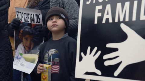 Según destacó Mathema, "en estados como Wyoming, Dakota del Sur y Arizona más de o cerca del 50 % de la población infantil vive con miembros de la familia no autorizados".