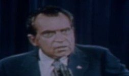 El expresidente Richard Nixon al reaccionar al escándalo Watergate.
