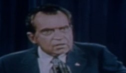 El expresidente Richard Nixon al reaccionar al escándalo Watergate.