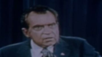 El expresidente Richard Nixon al reaccionar al escándalo Watergate.