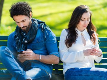 El tiempo que las parejas pasan conectadas a las redes sociales es un predictor del fracaso de la relación, dice un reciente estudio.