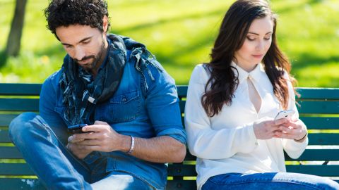 El tiempo que las parejas pasan conectadas a las redes sociales es un predictor del fracaso de la relación, dice un reciente estudio.