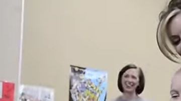 Marlee Pack, la niña diagnosticada con cáncer, sostiene el pelo de una de sus compañeras.