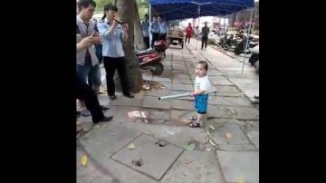 Un agente se acercó al niño para calmarlo.