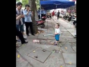 Un agente se acercó al niño para calmarlo.