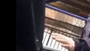 El oficial Joseph C. Spina al momento de detener al conductor en El Bronx.