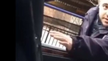 El oficial Joseph C. Spina al momento de detener al conductor en El Bronx.