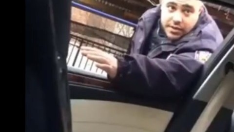 El oficial Joseph C. Spina al momento de detener al conductor en El Bronx.