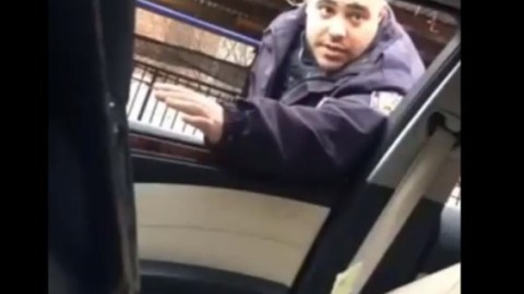 El oficial Joseph C. Spina al momento de detener al conductor en El Bronx.