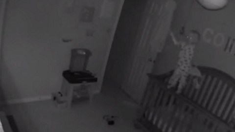 Para algunos usuarios es imposible que un niño tenga la fuerza para mantenerse de pie en la baranda.