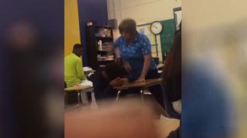 Esta profesora de un colegio en Texas dio hasta 5 fuertes golpes a un alumno, delante de toda la clase.