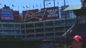 Elizabeth Sullivan, una anciana de 105 años tiró la primera bola en el Openning Day de los Rangers.