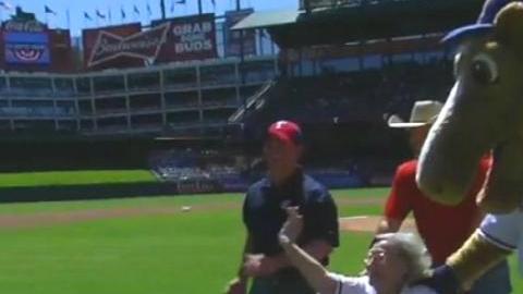 Elizabeth Sullivan, una anciana de 105 años tiró la primera bola en el Openning Day de los Rangers.