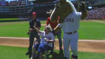 Elizabeth Sullivan, una anciana de 105 años tiró la primera bola en el Openning Day de los Rangers.