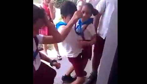 Los movimientos “lascivos” o “propios de actos sexuales” son la orden del día en este video.