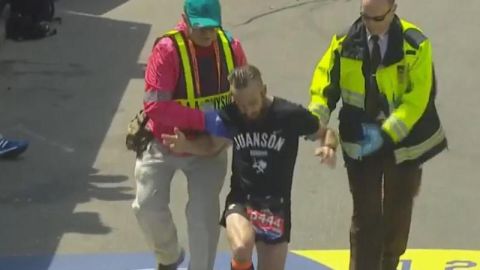 Michel Rojkind, arquitecto y exmúsico mexicano, entrando a la meta de la Maratón de Boston.