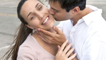 El romance es muy importante en las parejas hispanas que hablan español que en las parejas de habla inglesa.