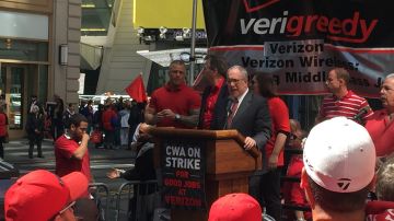 Scott Stringer, contralor de la ciudad de Nueva York, mostró su solidaridad con los trabajadores de Verizon./ A. B. N.