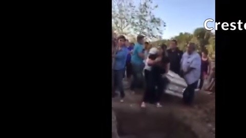 Pleito en pleno entierro.