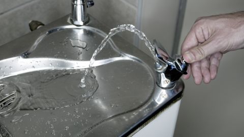 El problema de los altos niveles de plomo en el agua se ha convertido en una preocupación nacional.