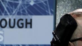 l científico británico Stephen Hawking participa en una rueda de prensa hoy, martes 12 de abril de 2016, en el edificio One World Trade Center en Nueva York.