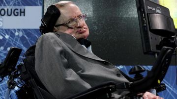 l científico británico Stephen Hawking participa en una rueda de prensa hoy, martes 12 de abril de 2016, en el edificio One World Trade Center en Nueva York.