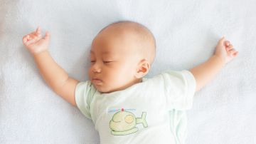 Establecerle al bebé una rutina de sueño y alimentación desde que nace es básico para que su cuerpo aprenda a distinguir pronto las horas del día y la noche.