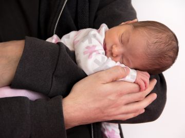 Para un buen desarrollo físico y mental los bebés necesitan del contacto físico, pero se recomienda tratar de que no se acostumbrarlo a que se quede dormido solo en brazos.